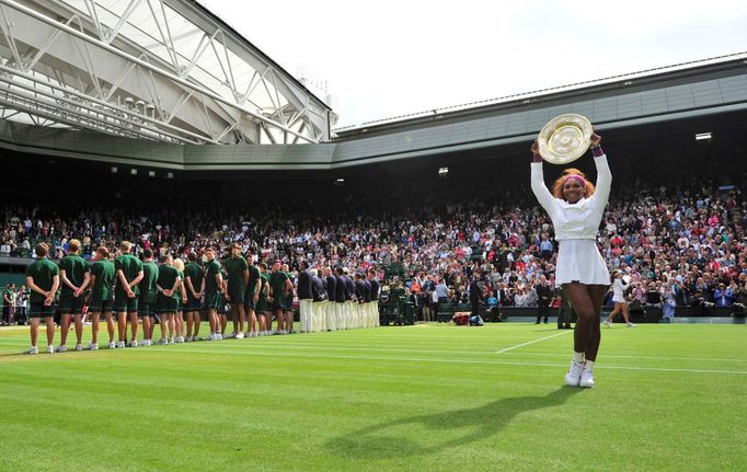 Americká tenistka Serena Williamsová slaví s trofejí vítězství ve Wimbledonu 2012.