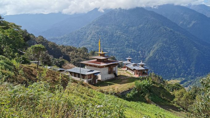 Knihu doprovázejí snímky, které Tereza Boučková v Bhútánu nafotila.
