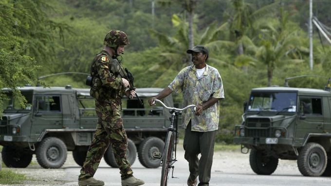 Novozélanský voják z mezinárodních mírových sil hlídkuje před rezidencí východotimorského prezidenta José Ramose-Horty v hlavním městě Dili