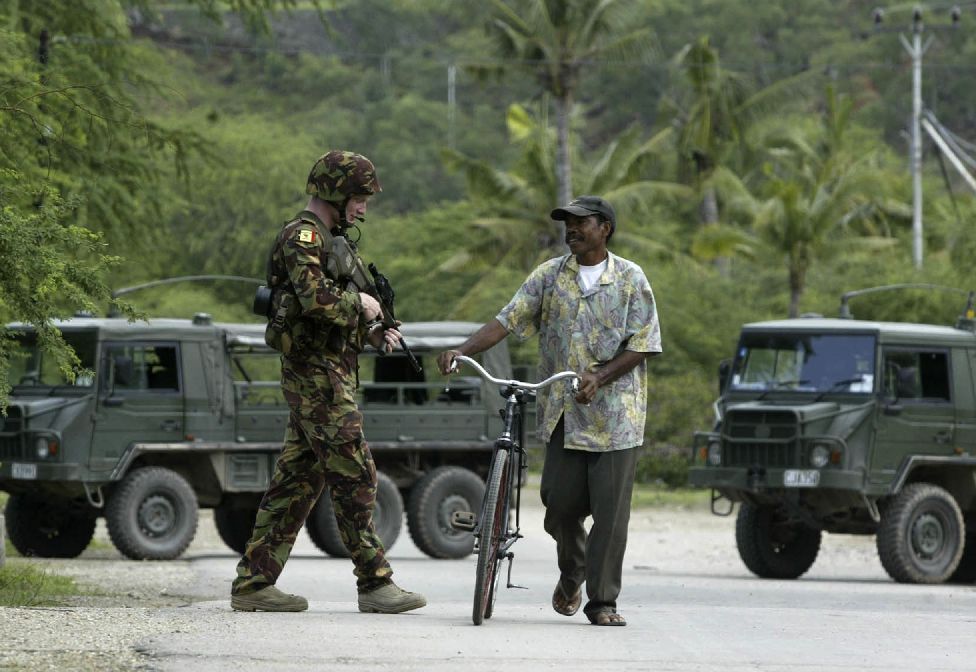 Novozélanský voják hlídkuje v Dili