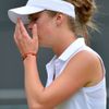 Ukrajinská tenistka Jelena Svitolinaová truchlí po porážce ve finále Wimbledonu 2012 v kategorii juniorek po utkání s Kanaďankou Eugenií Bouchardovou.