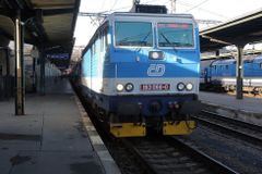 Vlaky z Brna do Prahy mají zpoždění. Po střetu s rychlíkem zemřel na Tišnovsku člověk