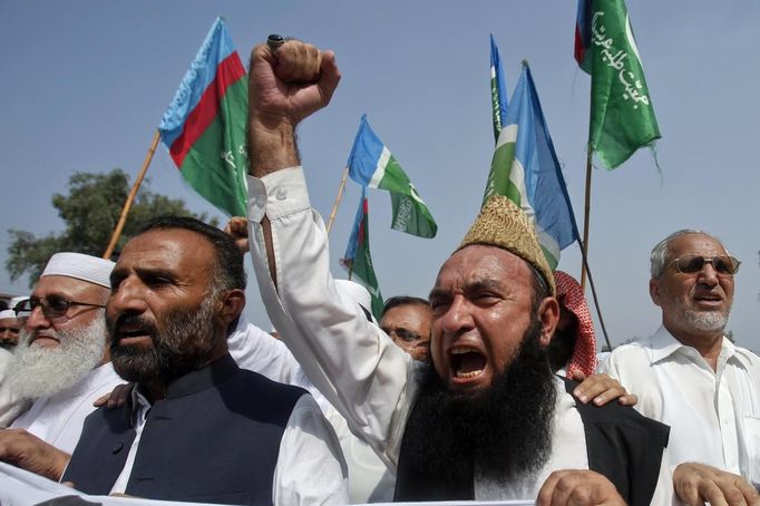 Supporters of the Pakistani religious political party Jamaat-e-Islami shout anti-American slogans during a demonstration in Peshawar, September 15, 2012. Some 50 protesters gathered to take part in the protest to condemn a film being produced in the U.S. that insulted the Prophet Mohammad. REUTERS/Fayaz Aziz (PAKISTAN - Tags: POLITICS CIVIL UNREST RELIGION) Published: Zář. 15, 2012, 11:45 dop.