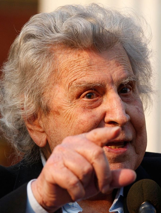 Mikis Theodorakis na demonstraci v roce 2011.