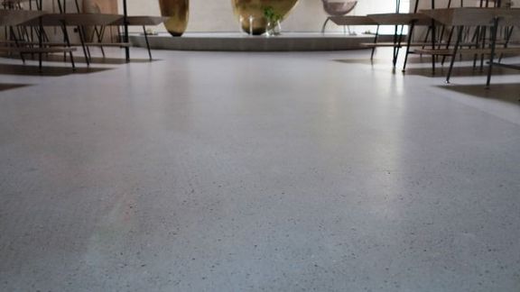 Litý cementový potěr Cemflow Look – detail podlahy