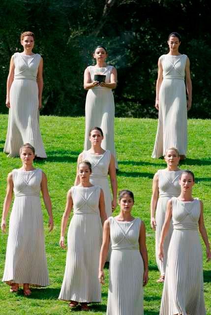 Kněžky nesou misku s ohněm