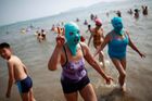 Foto: Nechcete si na pláži mazat obličej? Číňanky se nadchly pro facekiny, zakrývají celou hlavu