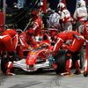 Michael Schumacher u svých mechaniků