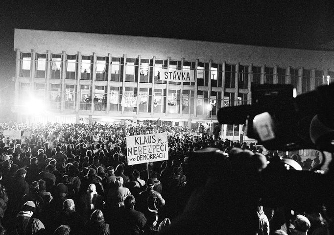 Ukázky snímků z výstavy „TELEVIZI LIDEM, NE STRANÁM - 20. výročí televizní krize v roce 2000“, která má vernisáž 10. 1. 2021 v Praze.