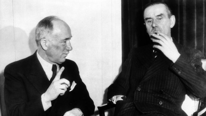 Na snímku z 24. března 1939 je spisovatel Thomas Mann (vpravo) s bývalým prezidentem Edvardem Benešem, který přiletěl přednášet na univerzitu v americkém Chicagu.