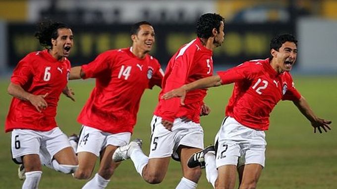 Fotbalisté Egypta (zleva) Hassan Mostafa, Abdelhalim Ali, Abdelzaher El Saqqa a Mohamed Barakat se radují z triumfu v africkém šampionátu.