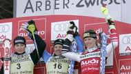 Šárka Záhrobská (vlevo) spolu s Anjou Ottossonovou ze Švédska druhá a vítzka Marlies Schildová (vpravo) na stupních vítězů ve Zwieselu.