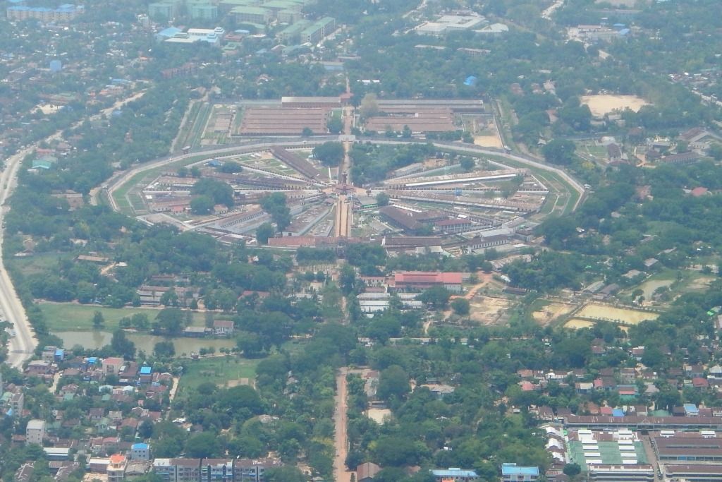Letecký pohled na věznici Insein.
