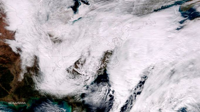 Sněhová bouře na východě Spojených států, snímek ze satelitu NOAA, 26. ledna 2015.