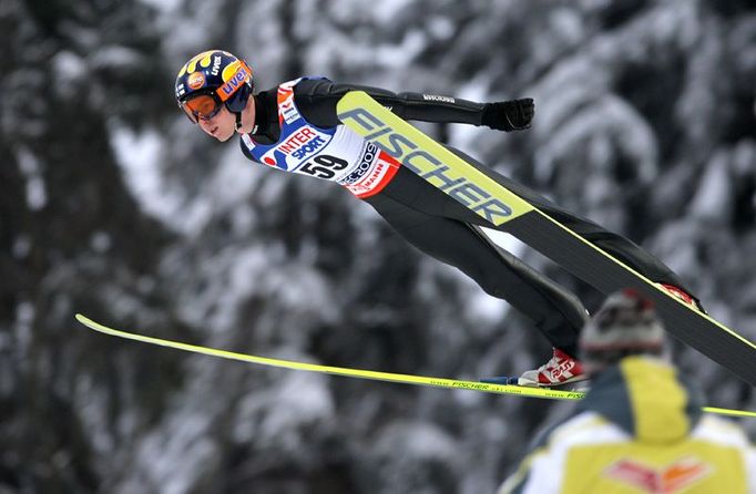 Bezkonkurenčně nejlepší byl po prvním kole Fin Harri Olli, když skočil 104,5 metru. Ve druhém kole ale doletěl jen do vzdálenosti 87 metrů a to jej odsunulo až na třinácté místo.