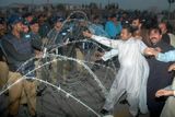 Stoupenci opoziční političky Benazír Bhuttové se pokoušejí prorazit policejní zátaras v Islámábádu