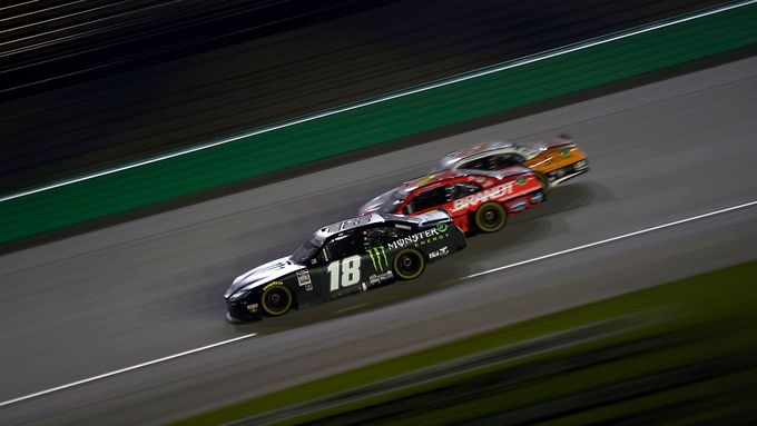 Američtí piloti Noah Gragson a Harrison Burton si kolizi v závodě NASCAR po pátečním závodě na oválu Kentucky Speedway vyřídili ručně.