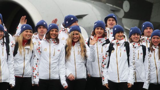 První část českých olympioniků vyrazila dnes brzo ráno do Soči. Mezi nimi byly i Gabriela Soukalová (zleva) nebo Karolína Erbanová a Martina Sáblíková (vpravo vedle ní).