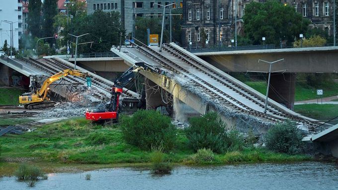 Do Labe se ještě před demolicí zřítila další část mostu Carolabrücke v Drážďanech.