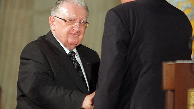 Vyznamenání pro "rádce". Miloš Zeman je předává svému poradci Františku Čubovi. Ocenil ho hned v prvním roce ve funkci, v říjnu 2013.
