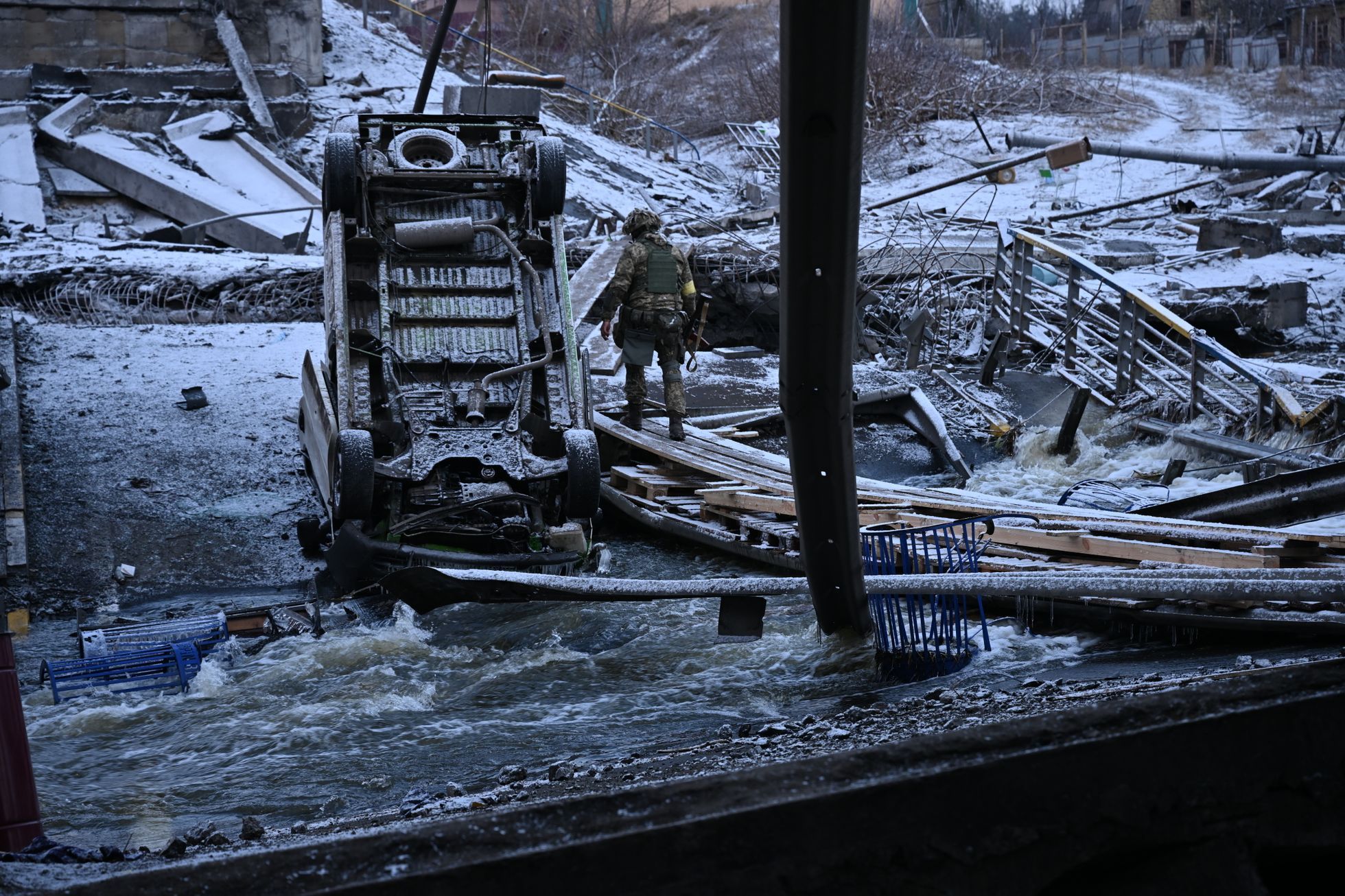 MostIirpiň Kyjev voják sníh trosky