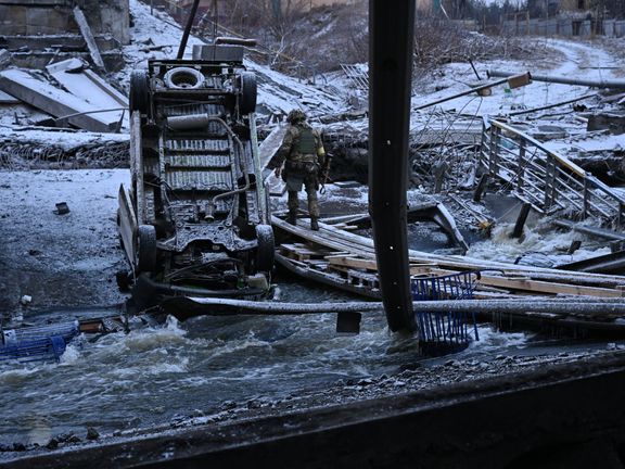 Ukrajinský voják na zničeném mostě u města Irpiň na severozápadě hlavního města Kyjeva. 