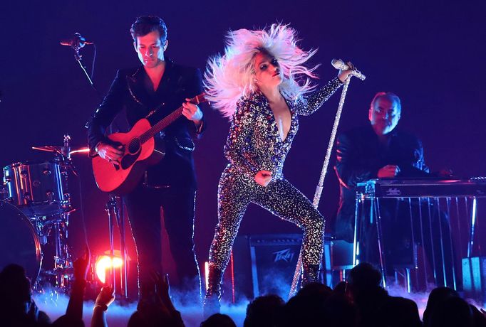 Mark Ronson a Lady Gaga zazpívali hit Shallow z filmu Zrodila se hvězda.