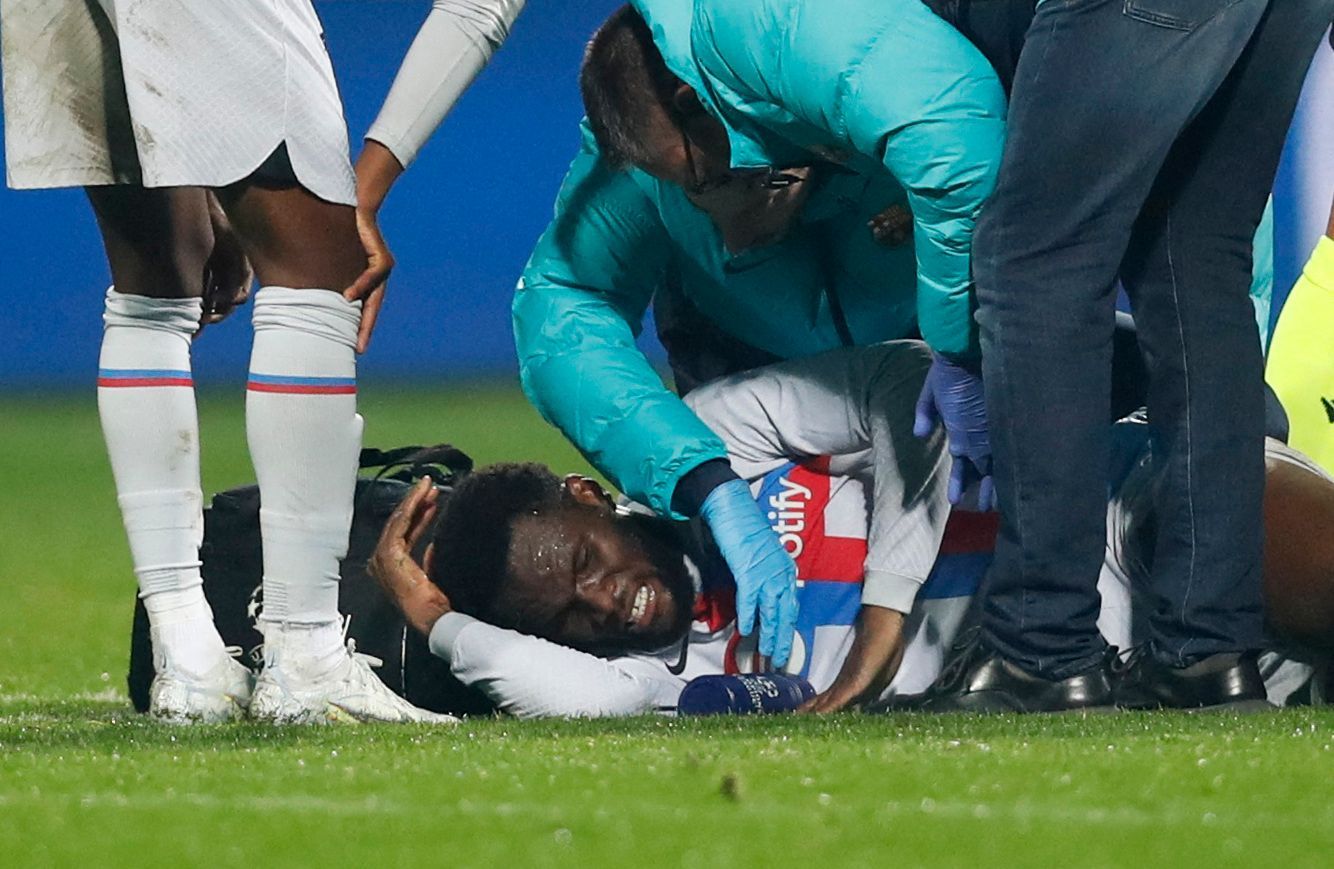 Zraněný Franck Kessie v zápase LM Plzeň - Barcelona
