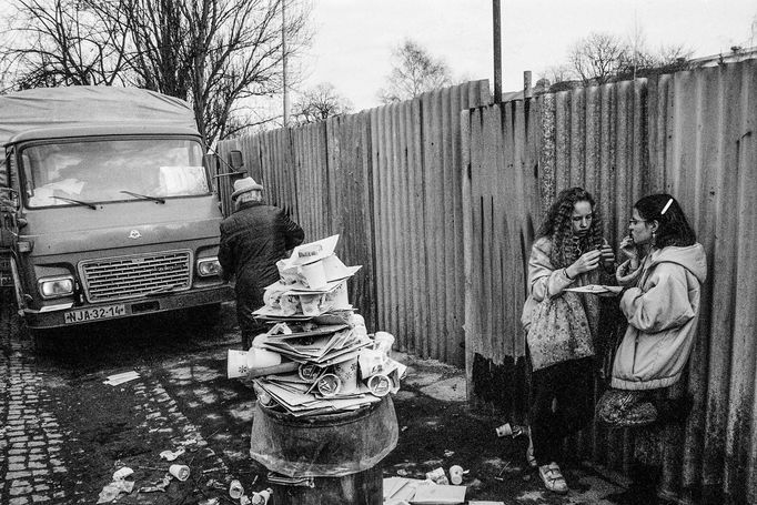 Ukázka z knihy "Přidušené město", která obsahuje unikátní snímky fotografů Karla Bucháčka a Miroslava Hlaváčka. Publikaci vydalo v roce 2023 nakladatelství PositiF