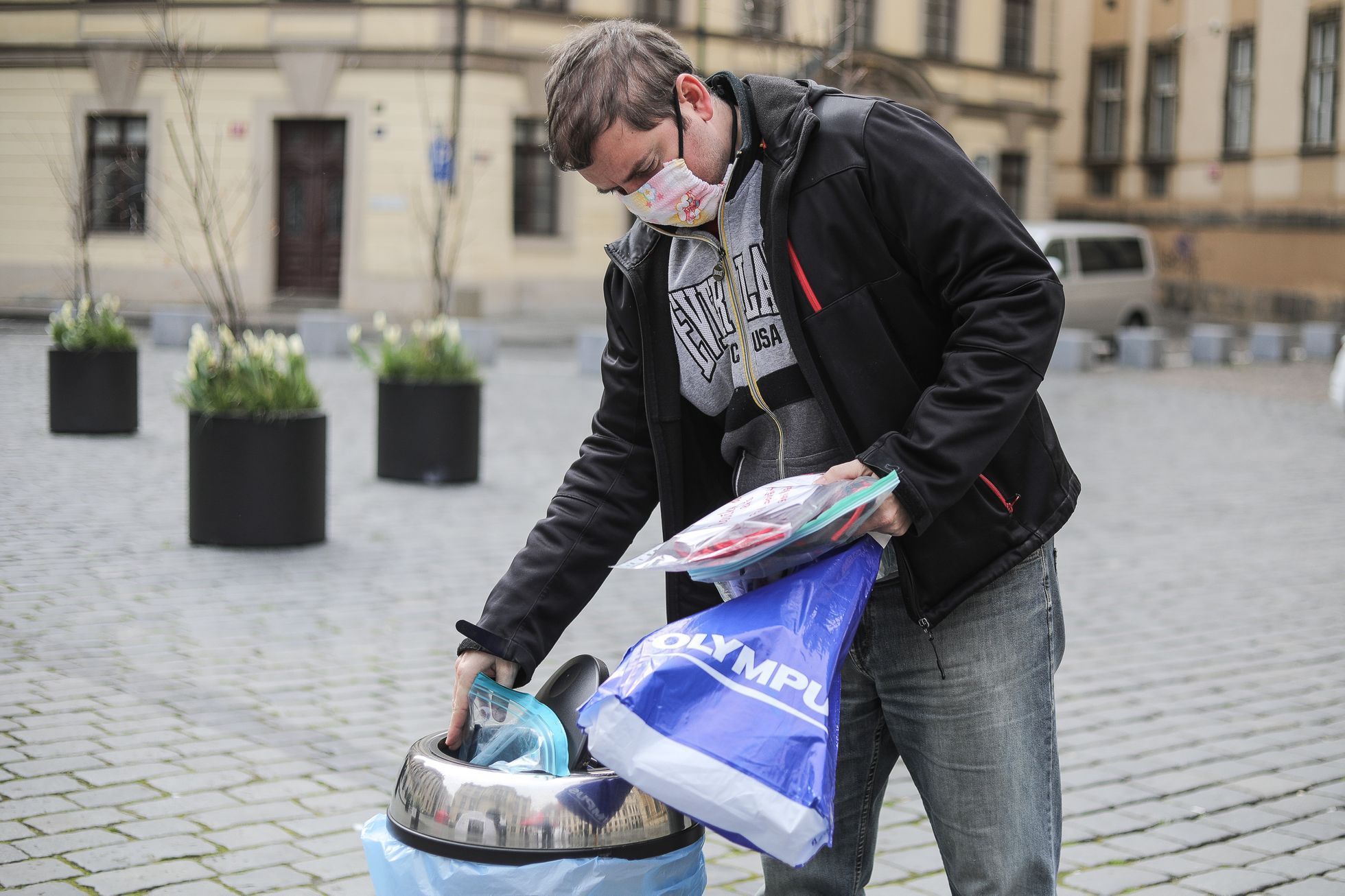 Šití a sběr roušek - Český červený kříž, Národní divadlo, Divadlo v Dlouhé, dobrovolníci, krejčové, koronavirus, covid-19