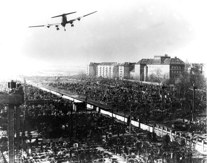 Archivní snímek z blokády západní části Berlína a následném vzniku „leteckého mostu“, která byl odstartován  24.6. 1948.