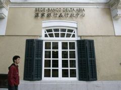 Vstup do centrály Banco Delta Asia v Macau. V důsledku tlaku z USA a dalších zemí se banka dostala do vážných problémů.