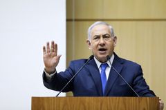 Izraelský premiér Netanjahu bude obviněn z korupce, odstoupit nehodlá