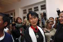 USA těší vítězství Su Ťij, do Barmy vrací velvyslance