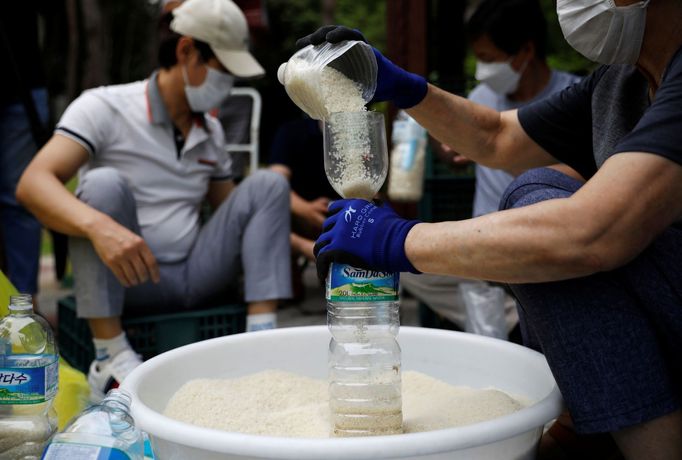 Letáky v balonech nebo schované v plastových lahvích naplněných rýží. Podle dvou bratrů, uprchlíků z KLDR, jde o humanitární pomoc a psychologickou válku.