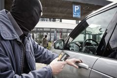 Cizinci ukradli v Česku 11 luxusních aut. Chybou majitelů bylo, kam věšeli klíče