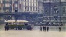 Pohled na dobový autobus v Paříži. Rok 1929