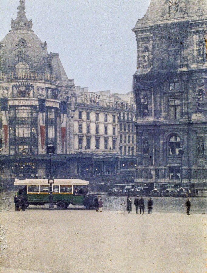 Pohled na dobový autobus v Paříži. Rok 1929