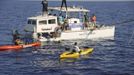 Endurance swimmer Diana Nyad (yellow bathing cap) pauses for a rest and hydration with her support crew in the Florida Straits between Cuba and the Florida Keys August 19, 2012. Nyad is trying to become the first swimmer to transit the Florida Straits from Cuba to the Keys without a shark cage. REUTERS/Christi Barli/Diana Nyad/Florida Keys News Bureau/Handout (UNITED STATES - Tags: SOCIETY) NO SALES. NO ARCHIVES. FOR EDITORIAL USE ONLY. NOT FOR SALE FOR MARKETING OR ADVERTISING CAMPAIGNS. THIS IMAGE HAS BEEN SUPPLIED BY A THIRD PARTY. IT IS DISTRIBUTED, EXACTLY AS RECEIVED BY REUTERS, AS A SERVICE TO CLIENTS Published: Srp. 19, 2012, 11:32 odp.