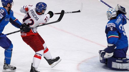 Průcha střílí na de Marchiho v utkání Česko - Itálie