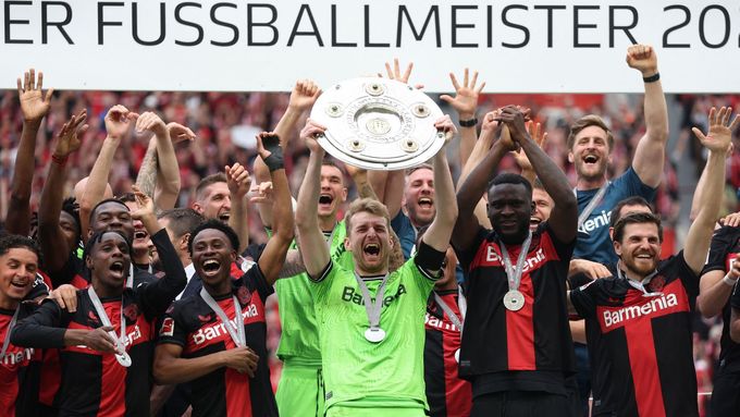 Lukas Hradecky, kapitán Bayeru Leverkusen, s trofejí pro mistra německé fotbalové ligy