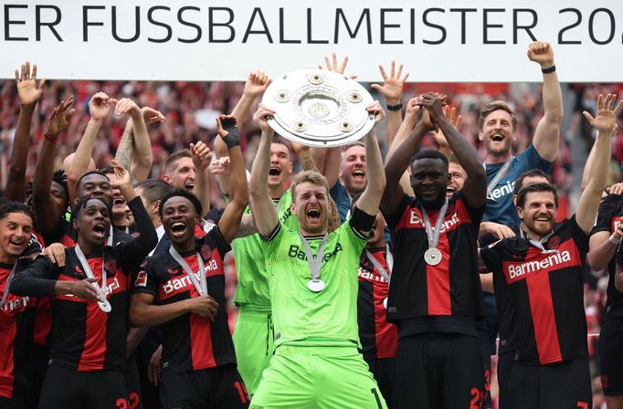 Lukas Hradecky, kapitán Bayeru Leverkusen, s trofejí pro mistra německé fotbalové ligy