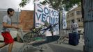 A squatter pushes a trolley at the entrance of an industrial building in the Poble Nou neighbourhood of Barcelona July 16, 2012. The squatters said that a police order to evict them from a complex was postponed by a judge on Monday. REUTERS/Albert Gea (SPAIN - Tags: REAL ESTATE BUSINESS SOCIETY POVERTY) Published: Čec. 16, 2012, 4:56 odp.