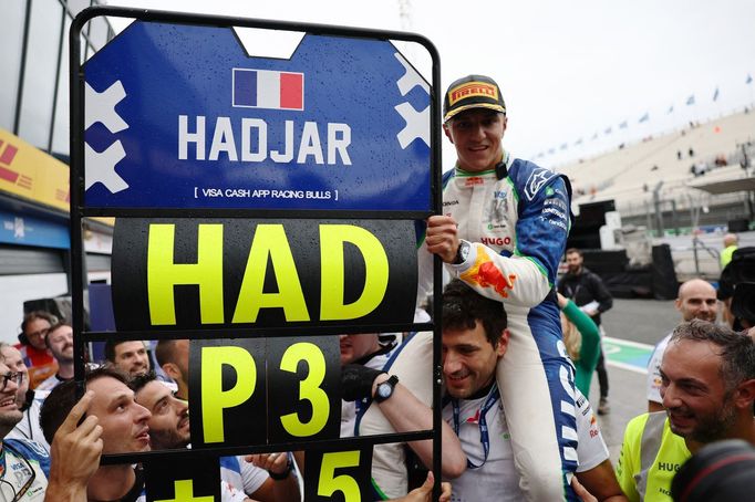 Isack Hadjar, Racing Bulls slaví triumf ve VC Nizozemska F1 2025.