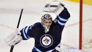 Ondřej Pavelec má v brance Winnipegu pořád napilno a dokazuje to i tahle fotka. Jets i díky němu sahají po play off, ve kterém tenhle klub (nepočítáme-li do jeho historie statistiky Atlanty) naposledy hrál v roce 1996 - a to už je pořádně dávno. Klíčové ovšem bude, aby Jets získali první pozici v jinak poměrně slabé Severovýchodní divizi, kterou nyní o dva body vedou Capitals. Pavelec pro to dělá co může - odchytal 36 ze 40 zápasů a úspěšnost zákroků si drží na 90 procentech. Byl jedním z těch, které při své nedávné inspekční cestě trenér Hadamczik přemlouval, aby případně na MS dorazil.