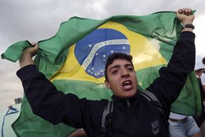 V brazilských městech demonstrovalo 200 tisíc lidí. Proti utrácení za fotbal