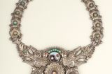 Stříbrný smaltovaný náhrdelník s korálem. Dílo Matilde Poulatové z roku 1950.