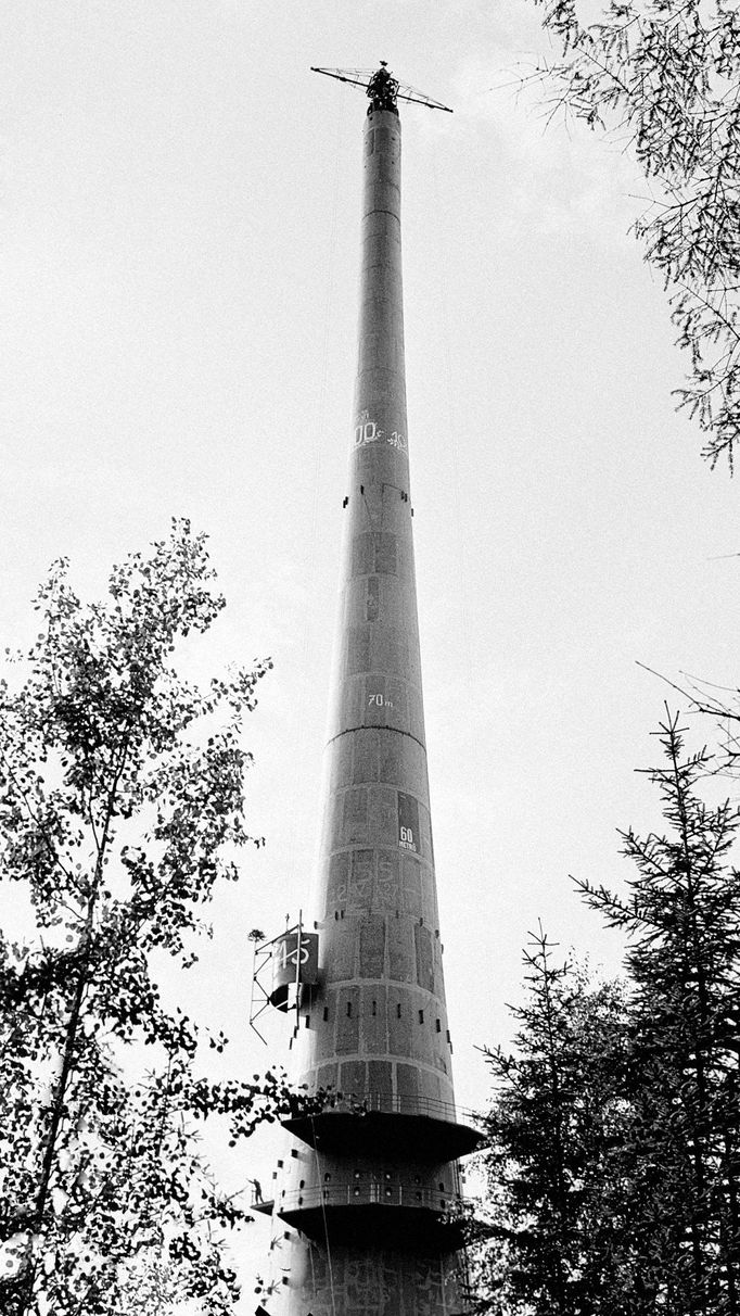 Na snímku: Stavba vysílače Cukrák. Výstavba vysílače začala v roce 1959 na kopci Kopanina (411 m n. m.) u Prahy. Zařízení bylo provozu uvedeno 26. listopadu 1961.