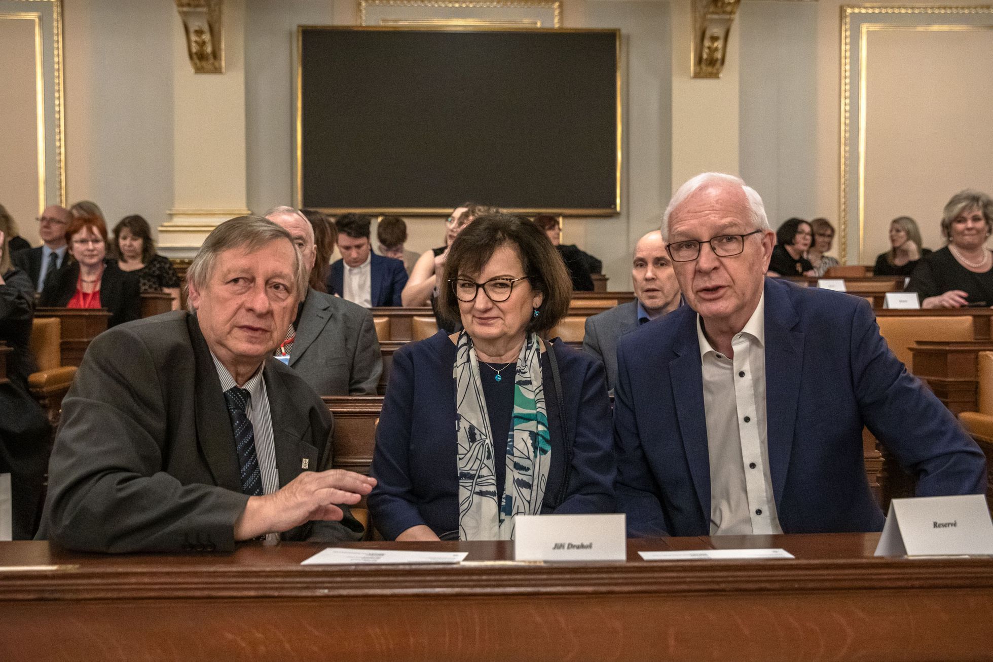 Opera v jednacím sále poslanecké sněmovny, zpívá Vojtěch Dyk a Simona Šaturová