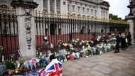 Lidé vzdávají královně hold před Buckinghamským palácem.